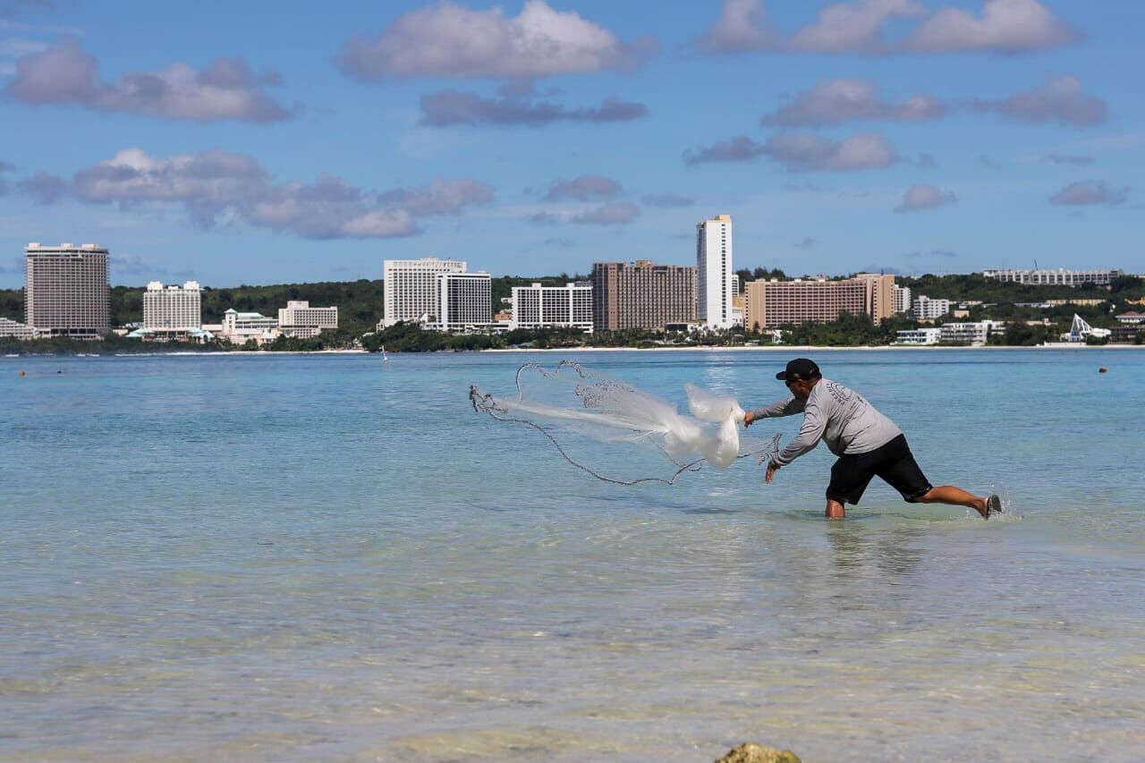 Net-throwing during mañåhak season